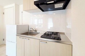 Refrigerador, microondas, placa de cocina, utensilios de cocina