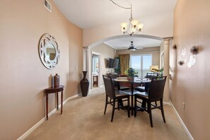 Dining - Legacy Tower II- #1406 - 2BR/2BA Penthouse Gulf-View Condo - Resort Pools + Spa (Gulfport)