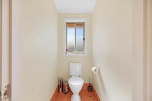 Douche, sĂšche-cheveux, serviettes fournies, shampoing