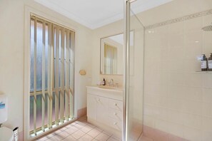 Douche, sĂšche-cheveux, serviettes fournies, shampoing