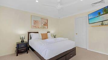 4 Schlafzimmer, Schreibtisch, Bügeleisen/Bügelbrett, Reisekinderbett