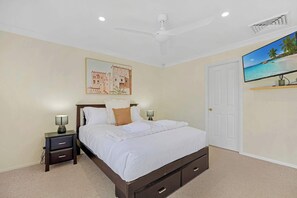 4 Schlafzimmer, Schreibtisch, Bügeleisen/Bügelbrett, Reisekinderbett