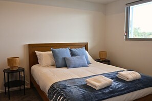 1 bedroom, iron/ironing board, WiFi, bed sheets - Seaview 1BR Apartment Marine Parade (Christchurch)