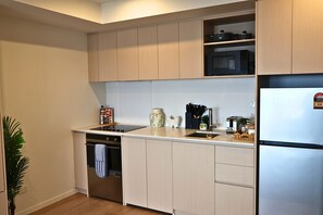 Fridge, microwave, oven, stovetop - Seaview 1BR Apartment Marine Parade (Christchurch)
