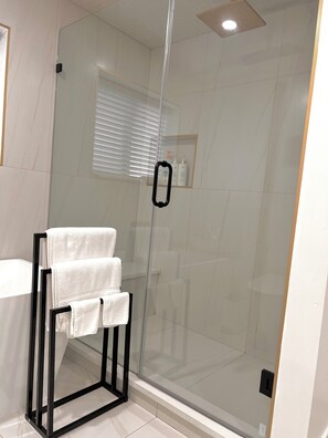 Sèche-cheveux, bidet, serviettes fournies, savon