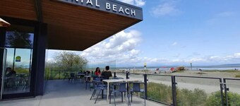Private Luxury Suite Near Ferry, Airport, Vancouver & Free Private Parking