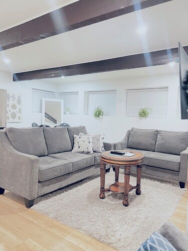 Private Luxury Suite Top-Rated Near Ferry, Airport, BCPlace&Free Private Parking