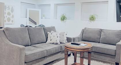 Private Luxury Suite Top-Rated Near Ferry, Airport, BCPlace&Free Private Parking