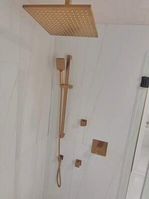 Sèche-cheveux, bidet, serviettes fournies, savon
