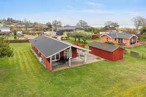 A residential area with houses, a covered patio, and a lawn. - Fijne vakantiebasis bij strand en Spodsbjerg (Rudkøbing)