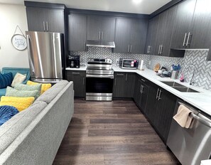 Private kitchen - Cozy, modern space with dedicated workspace. Transit bus just opposite the road. (Calgary)