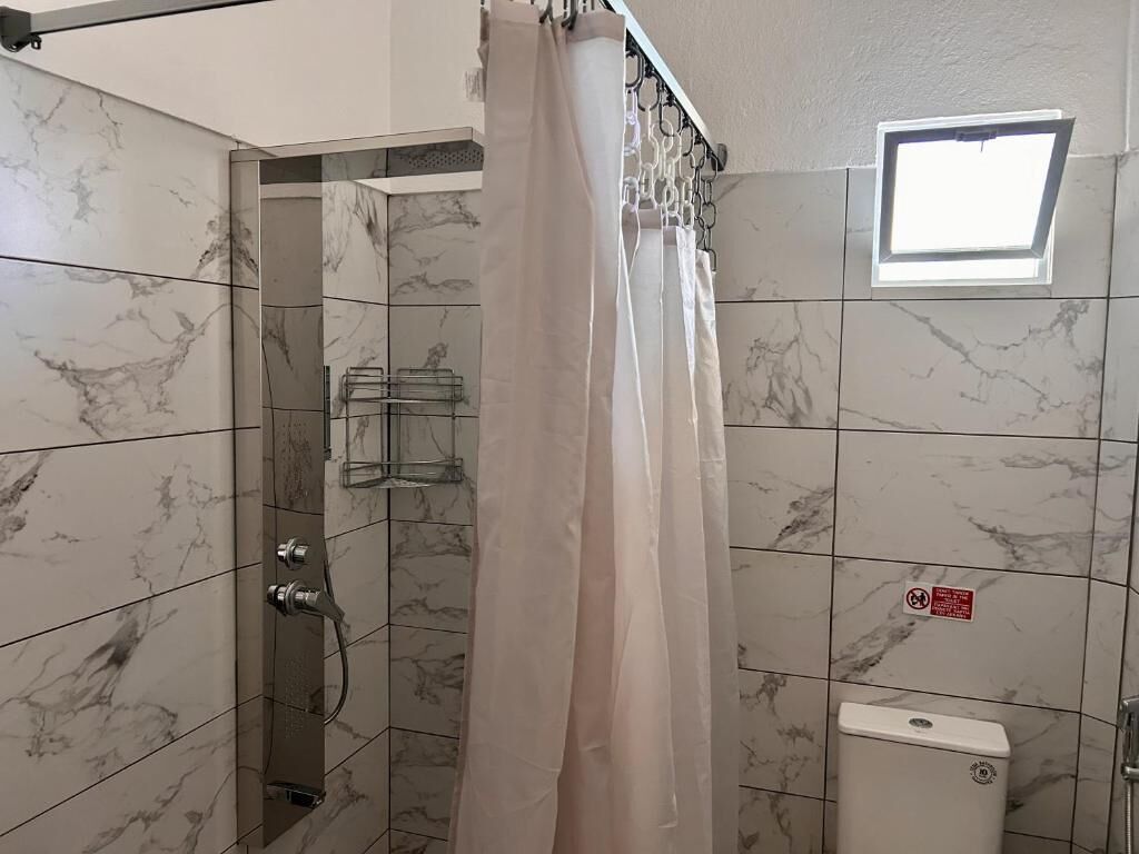 Secador de pelo, toallas, jabón, papel higiénico