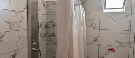 Secador de pelo, toallas, jabón, papel higiénico