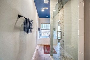 Luxury House, 3 Bedrooms, Non Smoking, Pets allowed | Bathroom | Towels, soap, shampoo, toilet paper - Empress Garden Villa (Houston)