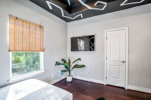 Luxury House, 3 Bedrooms, Non Smoking, Pets allowed | Iron/ironing board - Rogers (Houston)