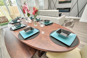 Dining - Empress Stylish Retreat (Houston)