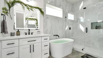 Deluxe House, 3 Bedrooms, Non Smoking, Pets Allowed | Bathroom | Towels