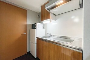 Fridge, microwave, stovetop, cookware/dishes/utensils - Grants Arita Nipponbashi (Osaka)