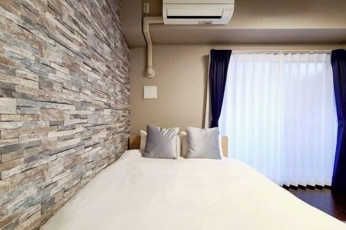 WiFi (free), bed sheets