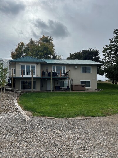 Horse property with indoor & outdoor arenas. Hosted horses or privacy. Flexible!