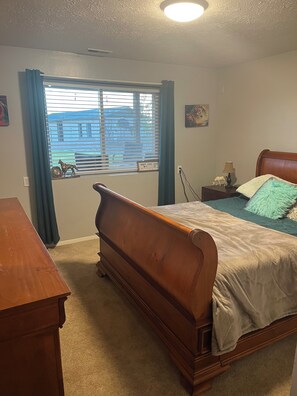 5 habitaciones, tabla de planchar con plancha y cuna de viaje