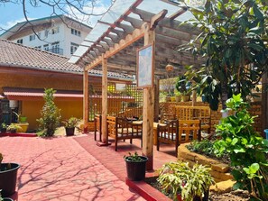 Outdoor dining - Sinchula Villa Resort (Paro)