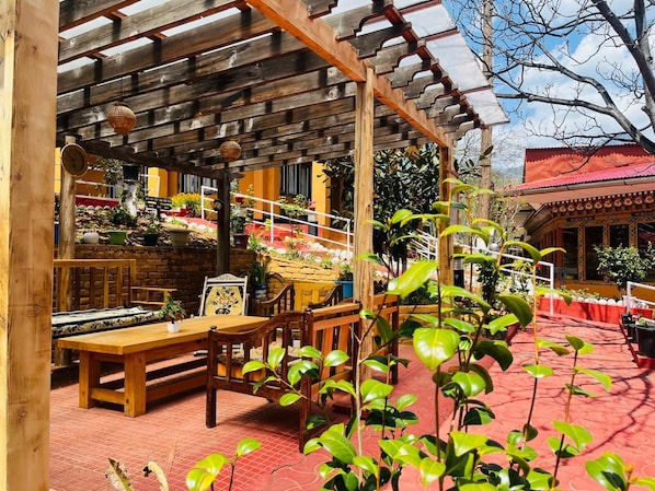 Outdoor dining - Sinchula Villa Resort (Paro)