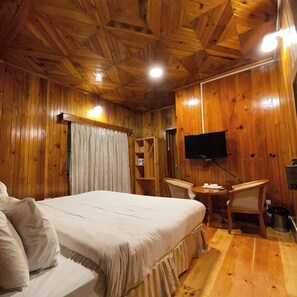 Habitación Deluxe doble, balcón, vistas a la montaña | Caja fuerte, tabla de planchar con plancha, wifi gratis
