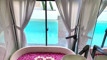 Design Villa, 1 King Bed, Private Bathroom | Bathroom