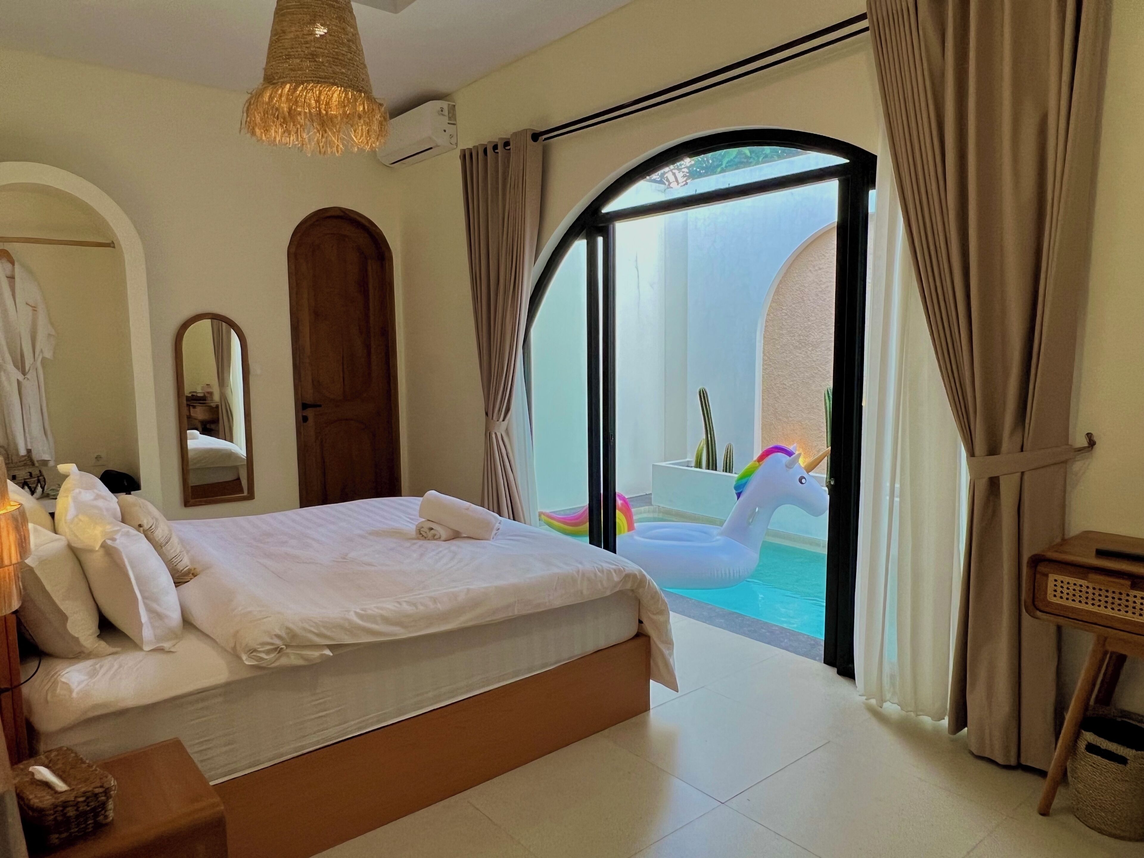 Villa de diseño, 1 cama de matrimonio grande, baño privado | Escritorio y espacio para trabajar con un portátil