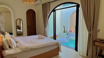 Desk, laptop workspace, iron/ironing board, free WiFi