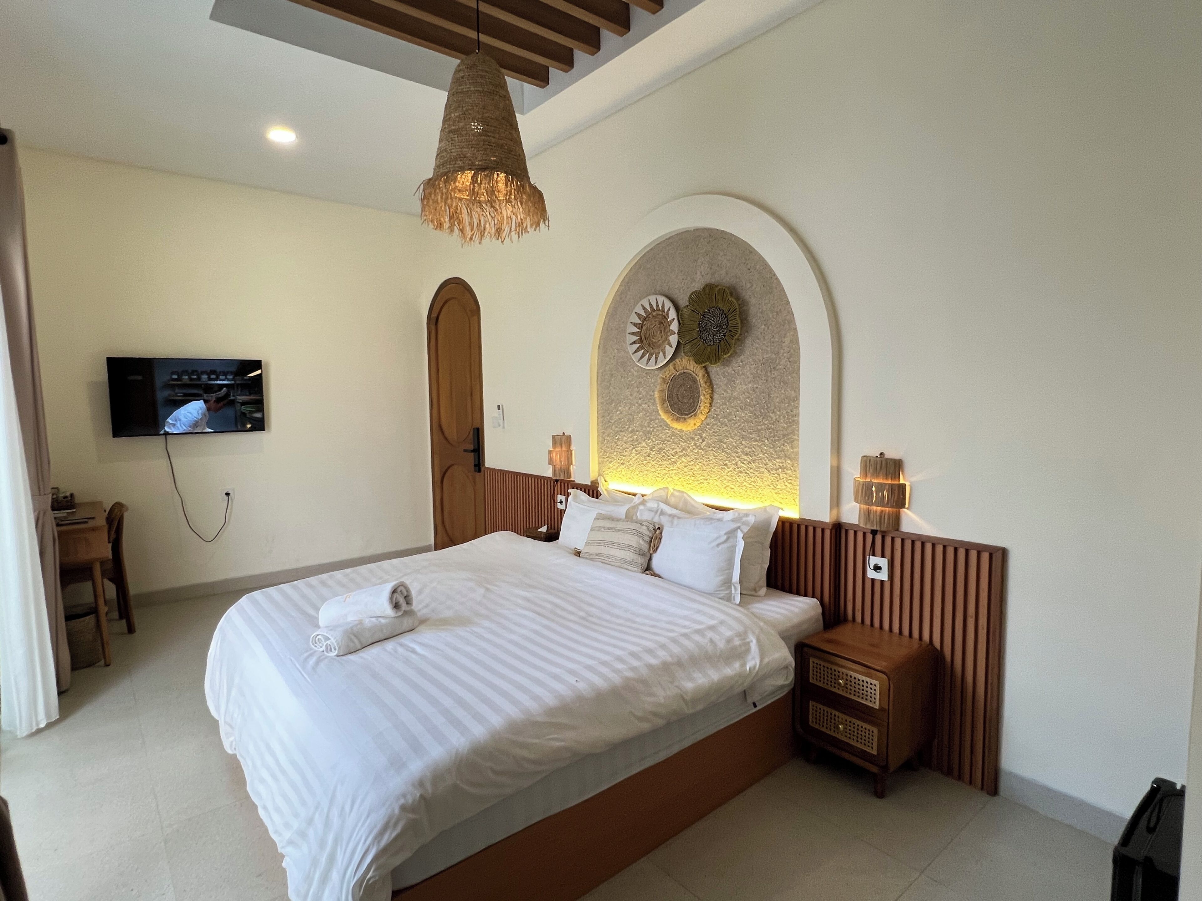 Design Villa, 1 King Bed, Private Bathroom | Desk, laptop workspace, iron/ironing board, free WiFi