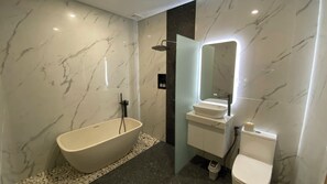 Bañera y ducha independientes, secador de pelo, pantuflas, toallas