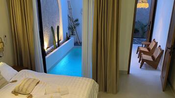 Family Villa, Private Pool | Meja, ruang kerja komputer riba, seterika/papan seterika, Wi-fi percuma