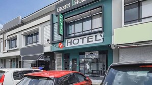 A hotel with a sign reading 'GREEN HOME HOTEL' and a visible entrance. - HOTEL O OYA INN @ KLIA (Sepang)