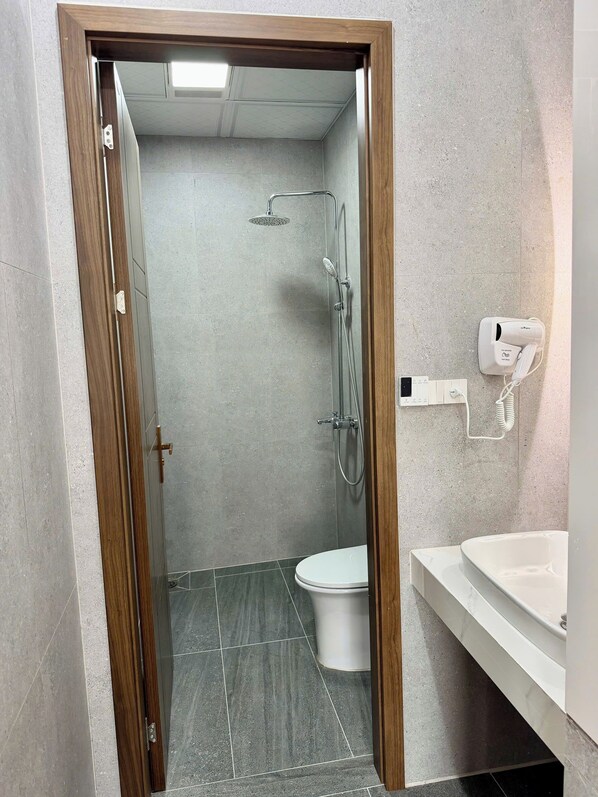 Habitación doble superior, vista a la ciudad | Baño | Regadera, amenidades de baño gratuitas, secadora de cabello, pantuflas