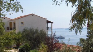 A coastal building with a balcony, surrounded by greenery and overlooking the sea. - Marilena Sea View (Pirgi)