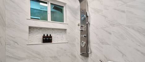 Luxury-Haus, 4 Schlafzimmer, Nichtraucher, eigener Pool | Badezimmer | Handtücher, Seife, Shampoo, Toilettenpapier