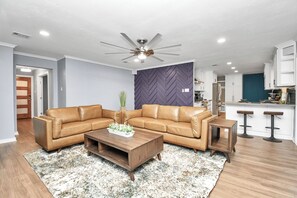 Living area - Empress Solace Villa (Friendswood)