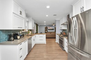 Private kitchen - Empress Solace Villa (Friendswood)