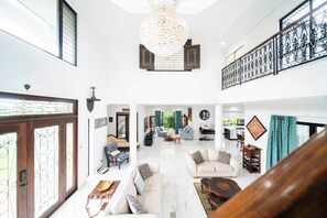 TV - Grand Lakefront Retreat (Idalia)