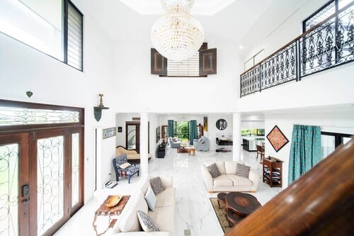 Grand Lakefront Retreat