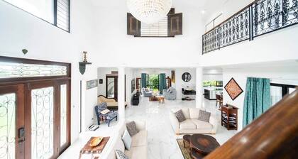 Grand Lakefront Retreat