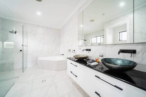 Bathroom - Grand Lakefront Retreat (Idalia)