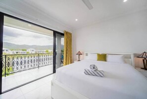 5 bedrooms, WiFi, bed sheets - Grand Lakefront Retreat (Idalia)