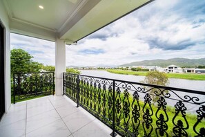 Property grounds - Grand Lakefront Retreat (Idalia)
