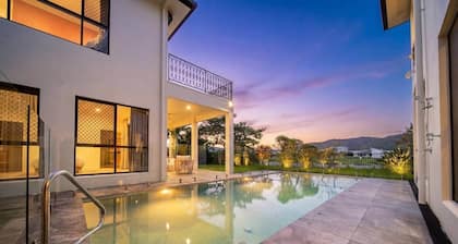 Grand Lakefront Retreat