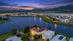 Zona residencial com casas, um lago e montanhas ao fundo.
