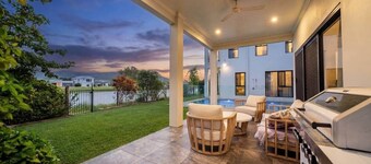 Grand Lakefront Retreat