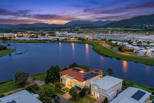 Grand Lakefront Retreat